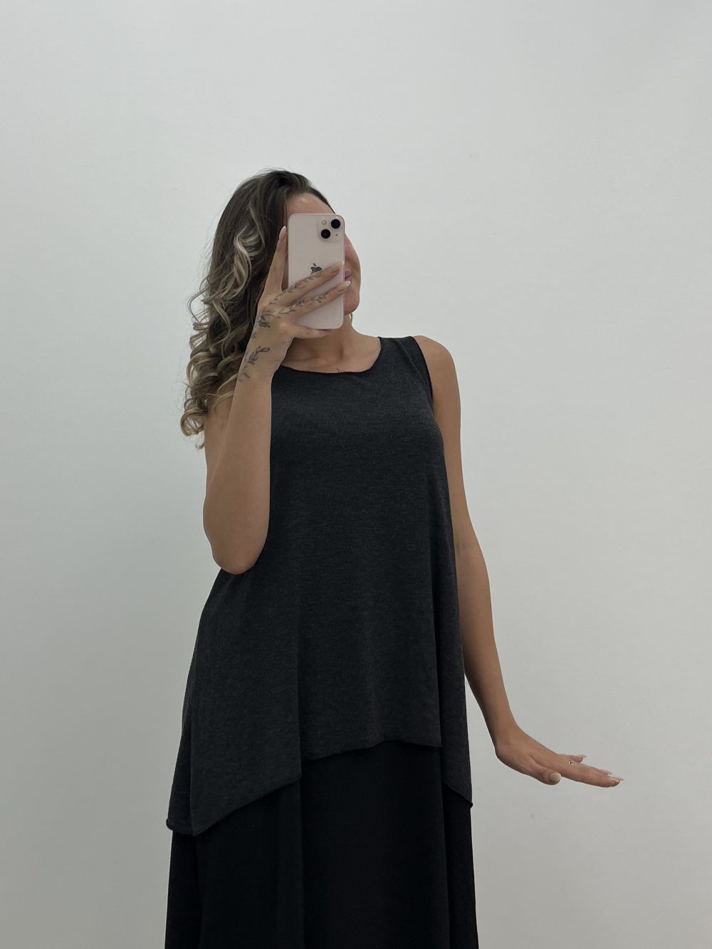 CAMISETA CRETA GRIS ANTRACITA - Imagen 2
