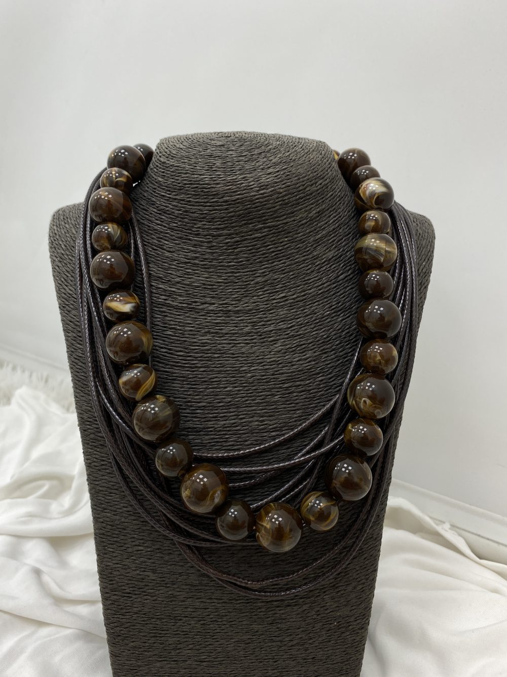 COLLAR BOLAS MARRÓN