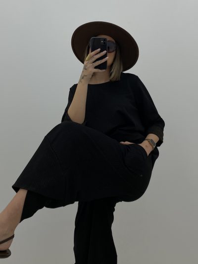 Alternative view of PANTALÓN JOGGER DETALLE DORADO