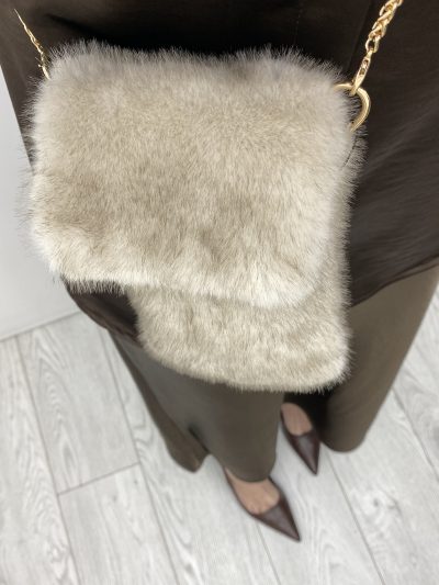 Alternative view of BOLSITO DE PELO BEIGE