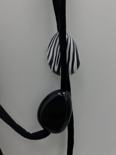 Alternative view of COLLAR LARGO NEGRO