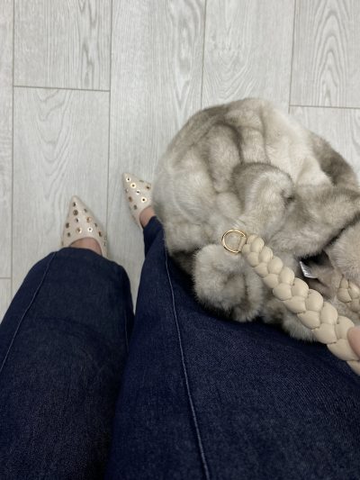 Alternative view of BOLSO PELO BOMBÓN BEIGE