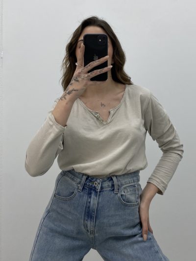 Alternative view of BÁSICA CUELLO PICO BEIGE