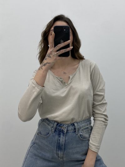 BÁSICA CUELLO PICO BEIGE