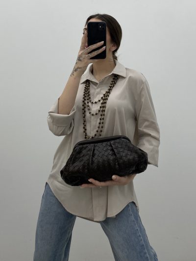 Alternative view of BOLSO DE MANO TRENZADO MARRÓN