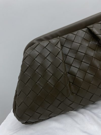 Alternative view of BOLSO DE MANO TRENZADO KAKI