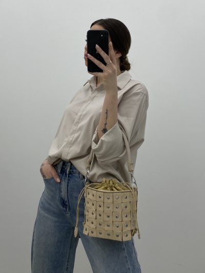 BOLSITO TACHUELAS BEIGE