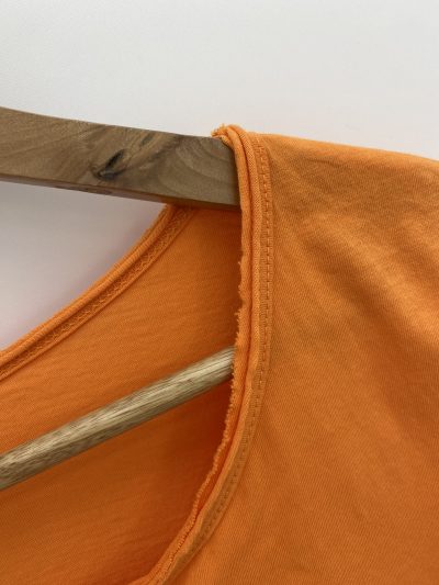 Alternative view of BÁSICA CUELLO PICO NARANJA