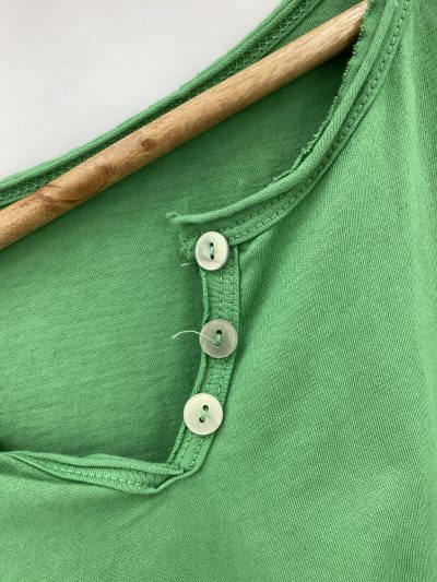 Alternative view of BÁSICA CUELLO PICO VERDE