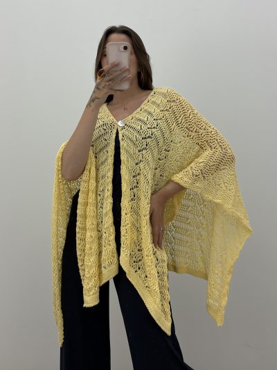 PONCHO BOTÓN CALADO AMARILLO