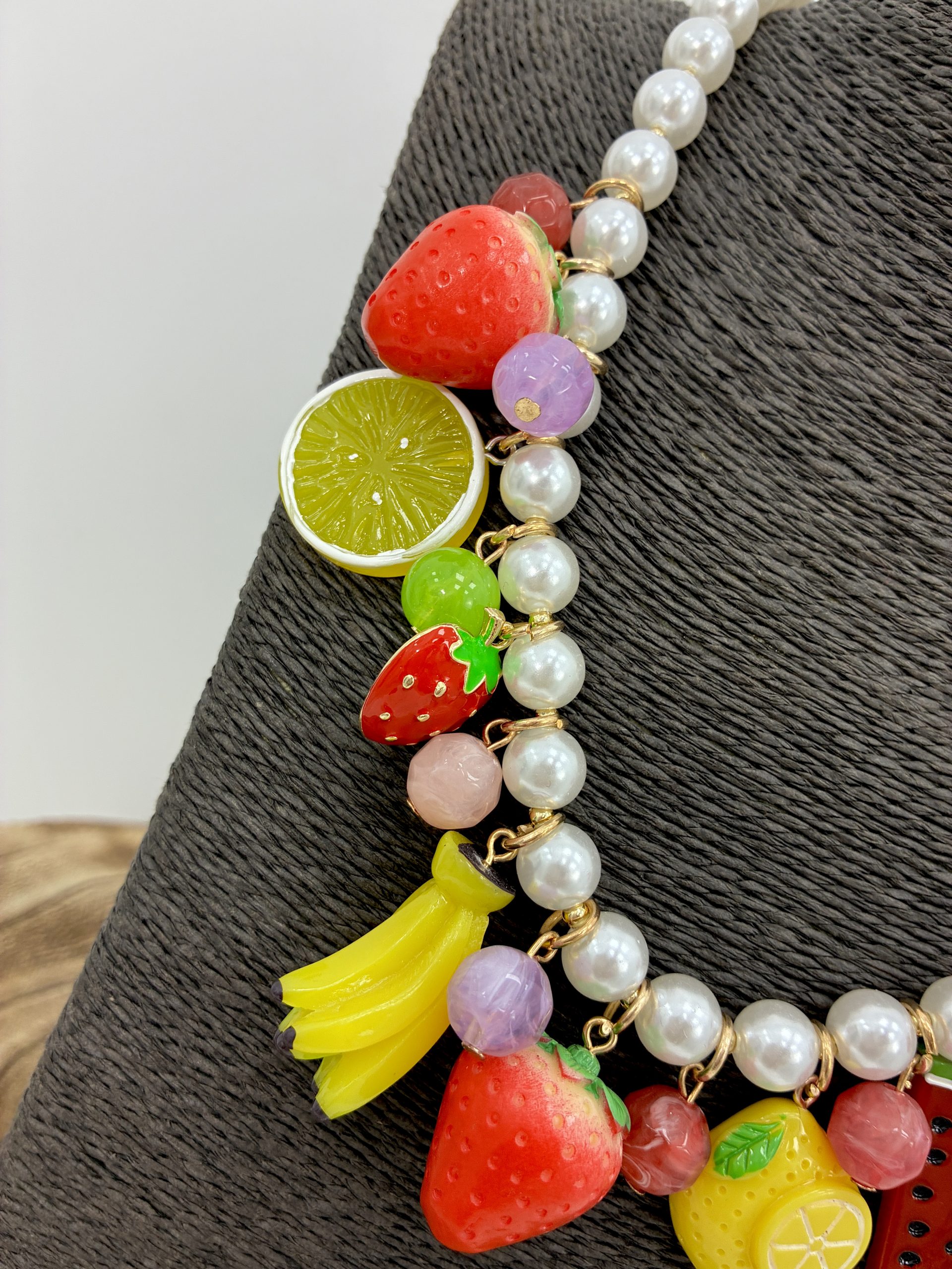 COLLAR PERLAS CON CHARMS DE FRUTAS - Imagen 3