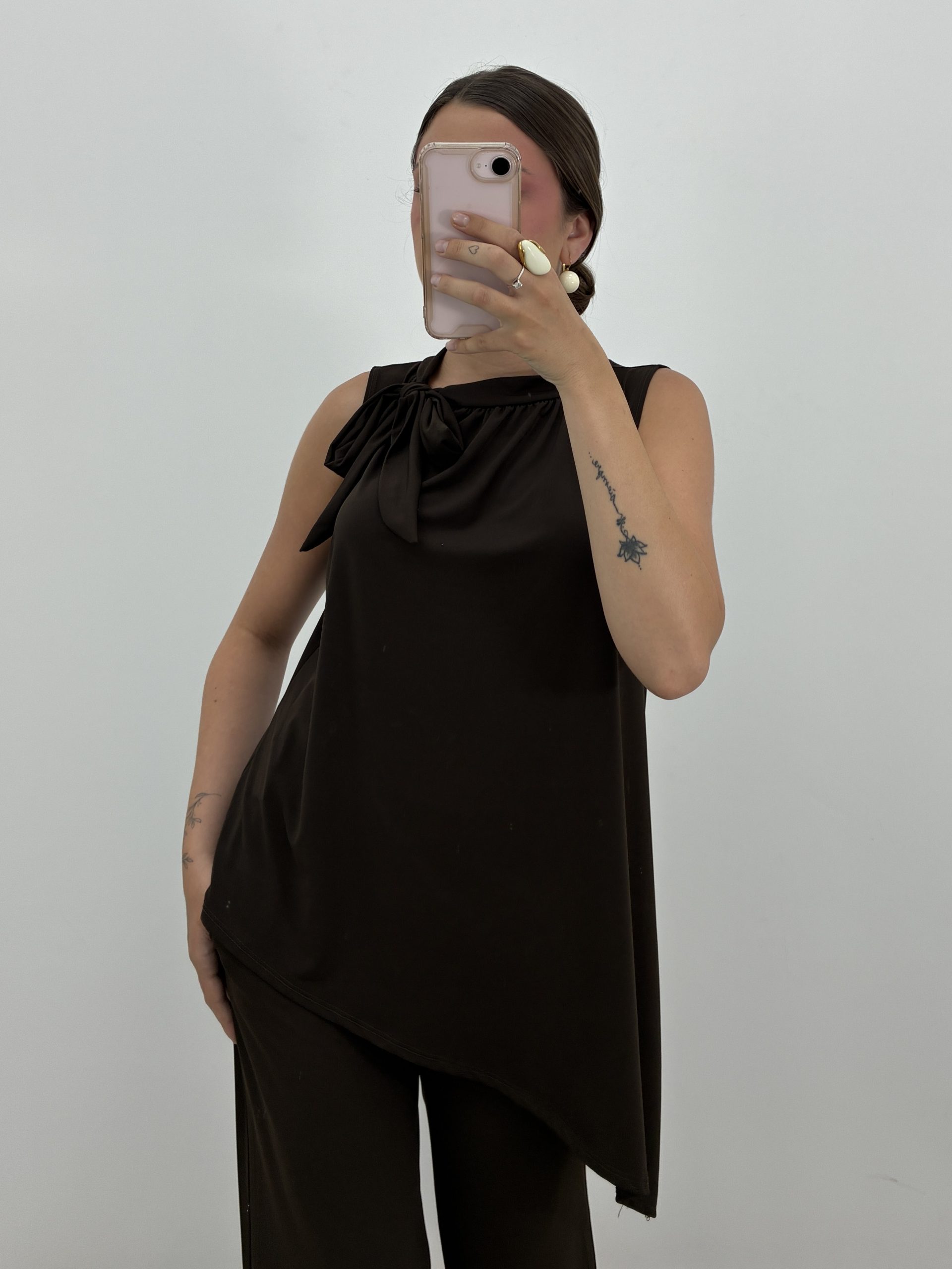 BLUSA CUELLO HALTER LICRA FRÍA MARRÓN - Imagen 2