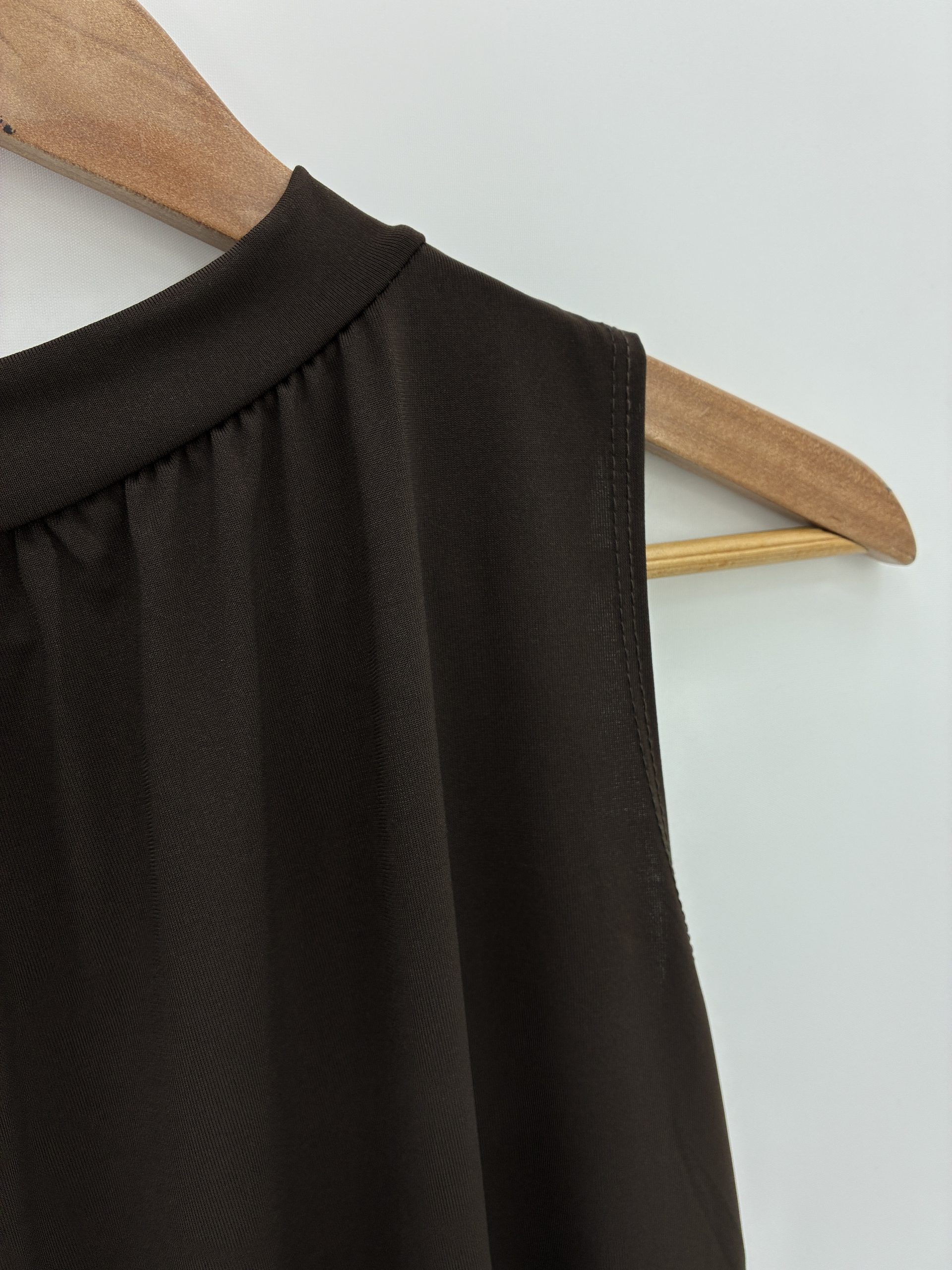 BLUSA CUELLO HALTER LICRA FRÍA MARRÓN - Imagen 3
