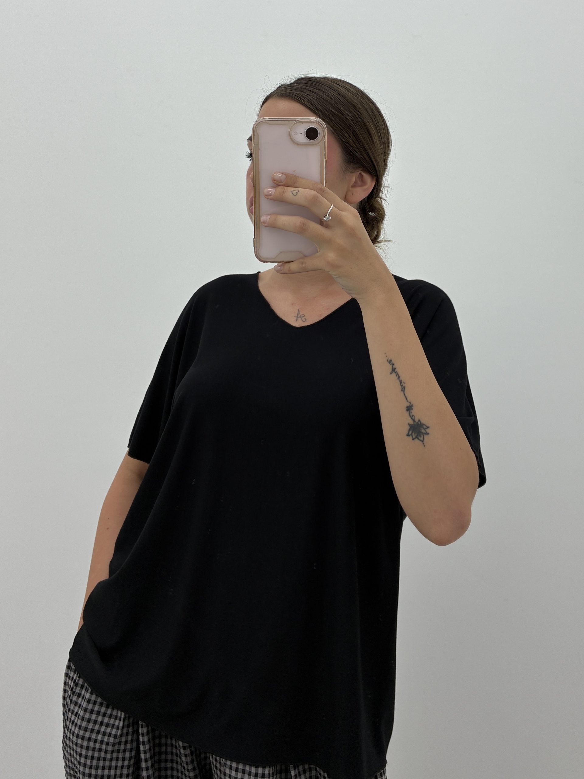 CAMISETA CUELLO PICO LICRA FRÍA NEGRA - Imagen 2