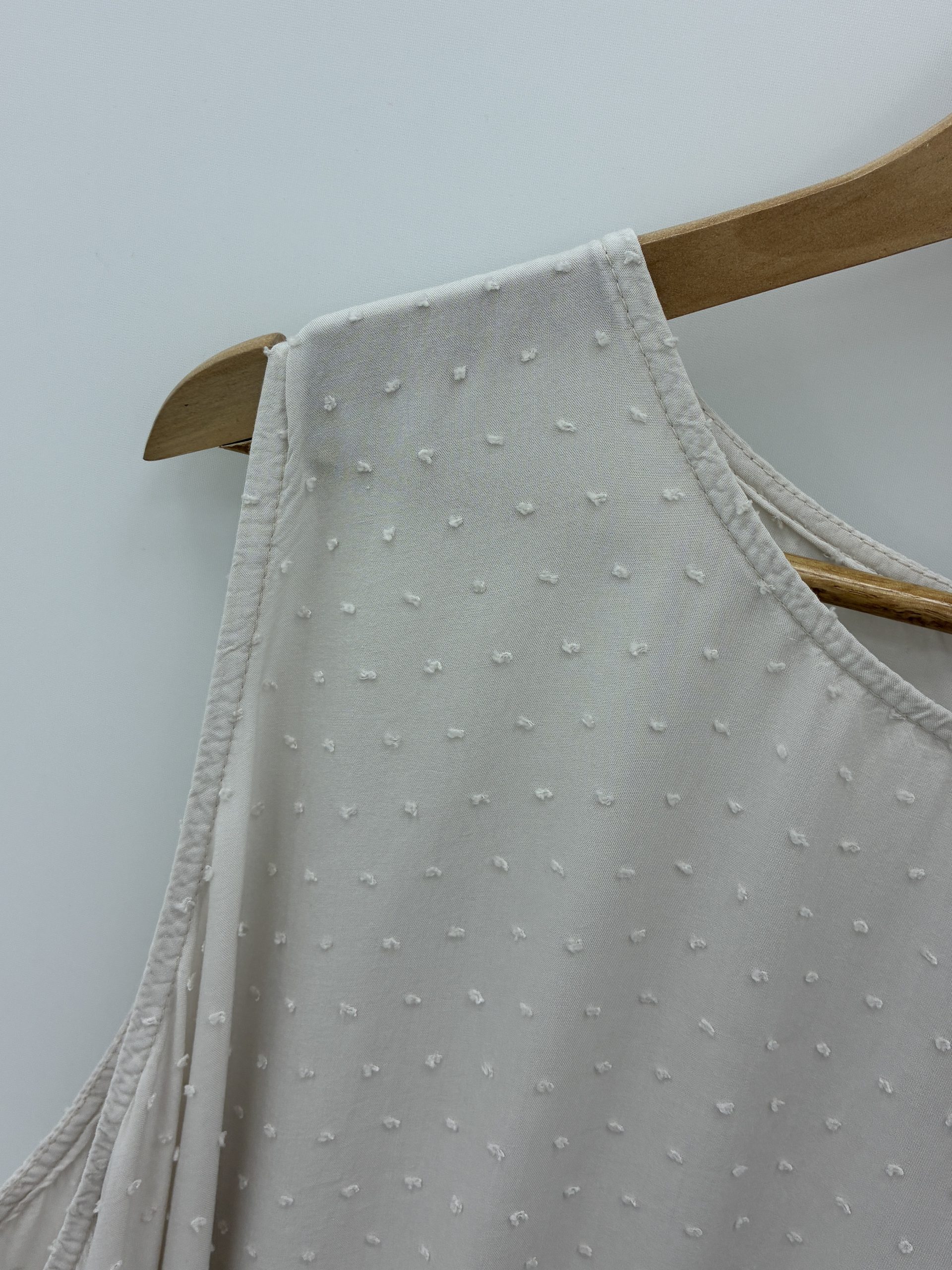 BLUSA ASIMÉTRICA PLUMETI BEIGE - Imagen 4