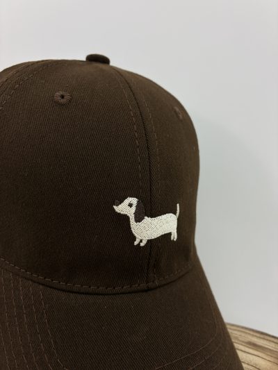 GORRA MARRÓN BORDADO PERRITO