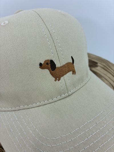 GORRA BEIGE BORDADO PERRITO