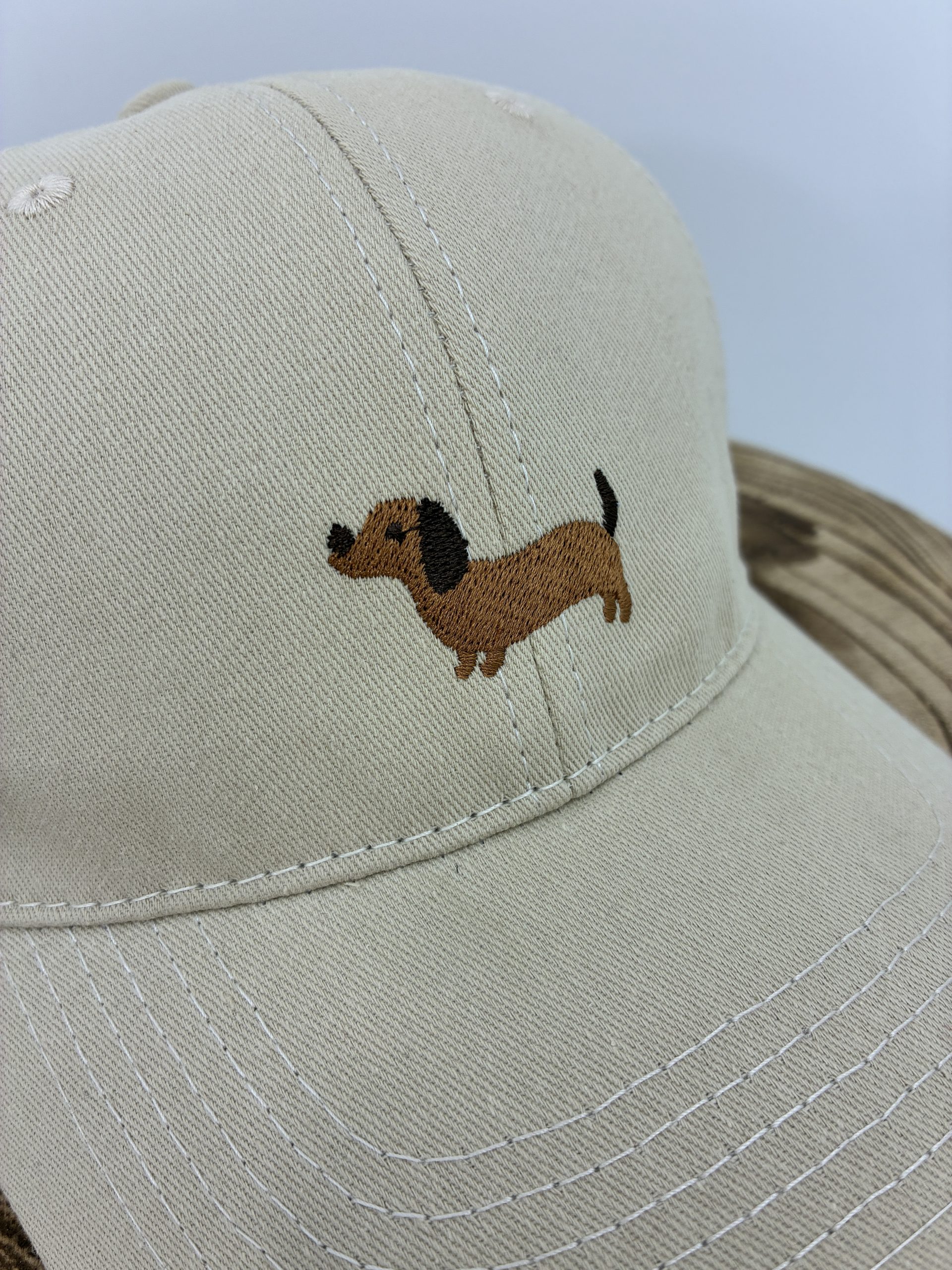 GORRA BEIGE BORDADO PERRITO