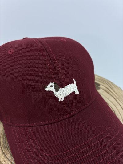 GORRA BURDEOS BORDADO PERRITO