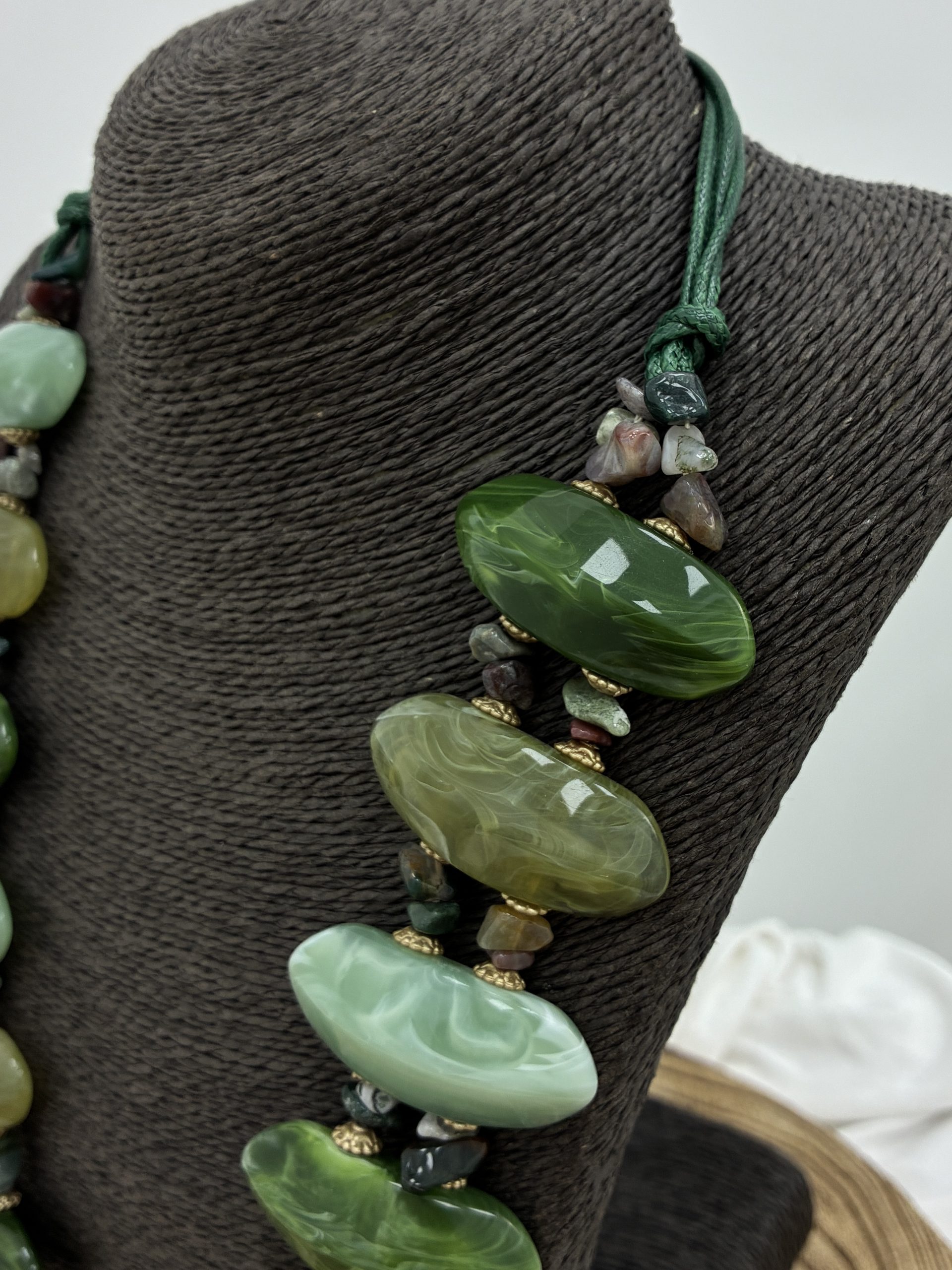 COLLAR PIEDRAS TONOS VERDES - Imagen 2