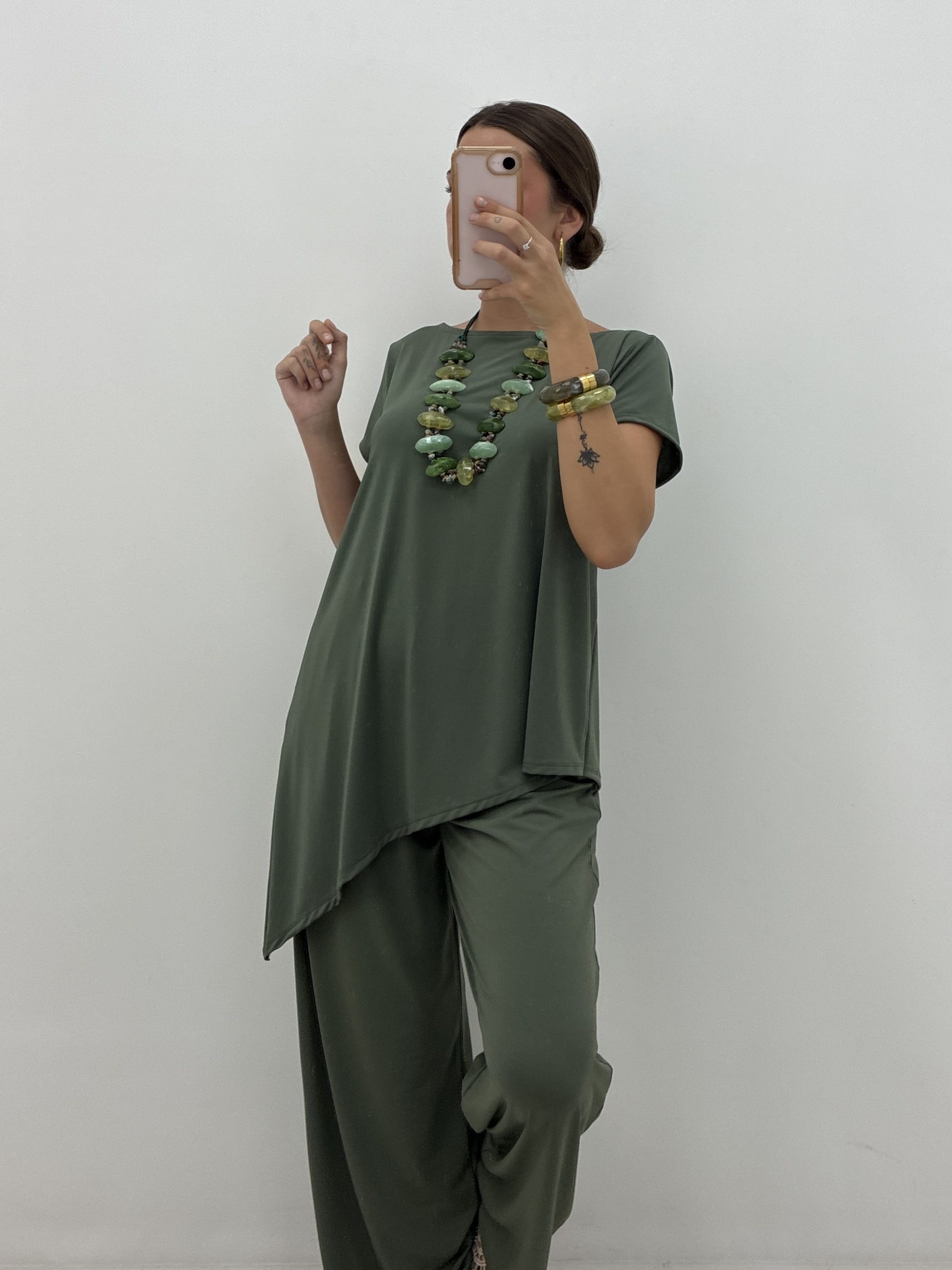 CAMISETA ASIMÉTRICA LICRA FRÍA KAKI - Imagen 3