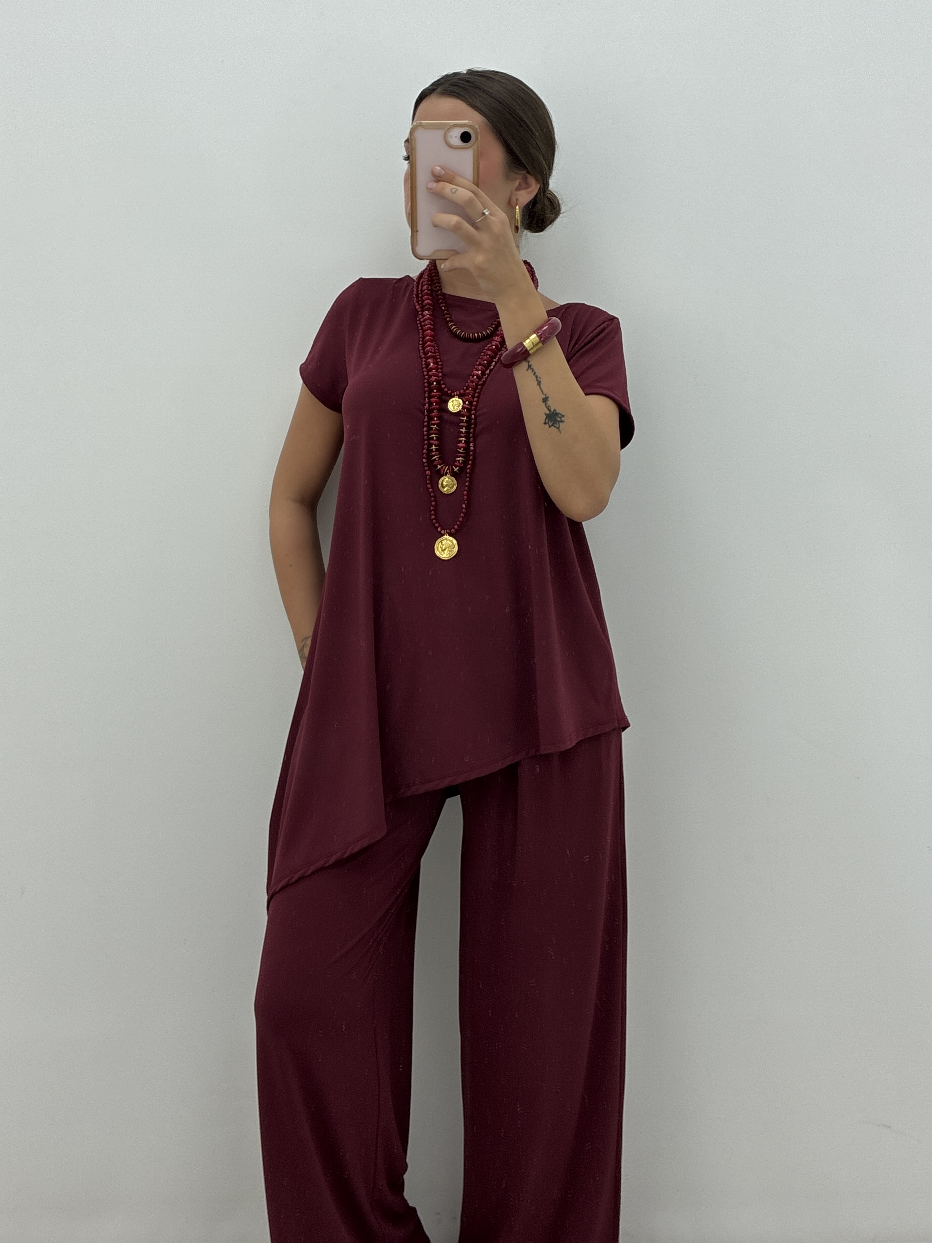 CAMISETA ASIMÉTRICA LICRA FRÍA BURDEOS