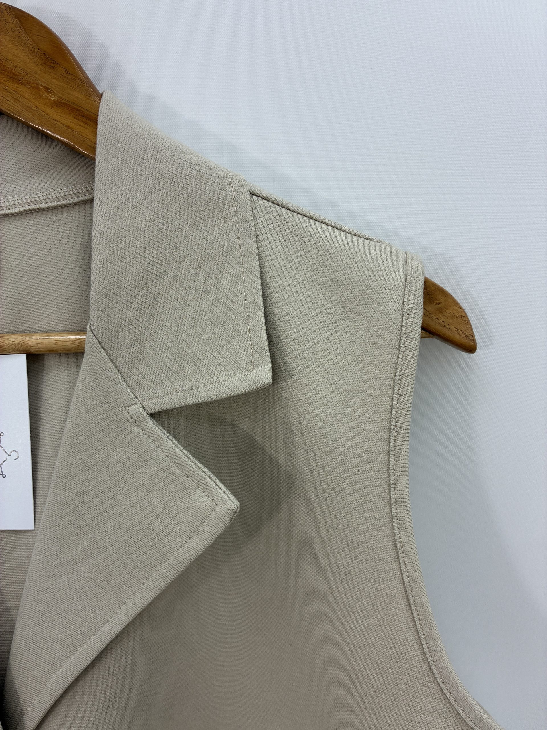 CHALECO PUNTO ASÍMETRICO BEIGE - Imagen 4