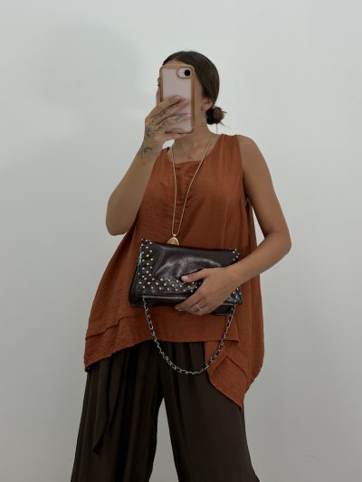 BOLSO TACHUELAS MARRÓN