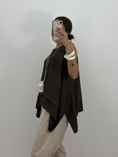 Alternative view of BLUSA ASIMÉTRICA MARRÓN