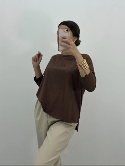 CAMISETA BÁSICA CUELLO BARCO MARRÓN