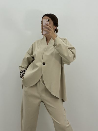 Alternative view of CHAQUETA PUNTO ASIMÉTRICA BEIGE