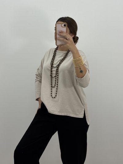 Alternative view of CAMISETA BÁSICA CUELLO BARCO BEIGE