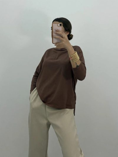 CAMISETA BÁSICA CUELLO BARCO MARRÓN - Imagen 3