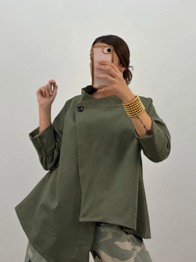 CHAQUETA ASÍMETRICA BOTÓN KAKI