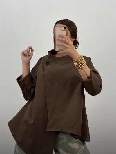 CHAQUETA ASÍMETRICA BOTÓN MARRÓN