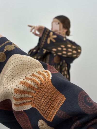 Alternative view of CHAQUETA KIMONO EFECTO BORDADO NEGRA