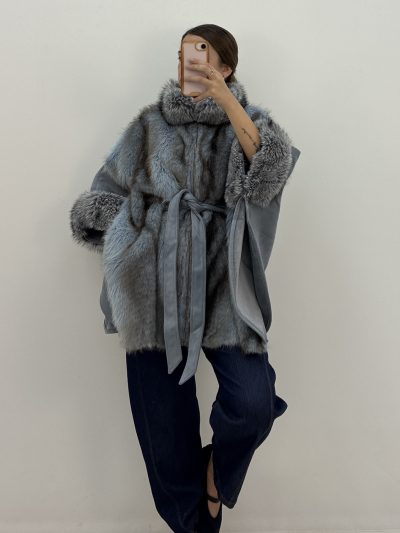 Alternative view of CAPA PONCHO ANTE CELESTE CON PELO