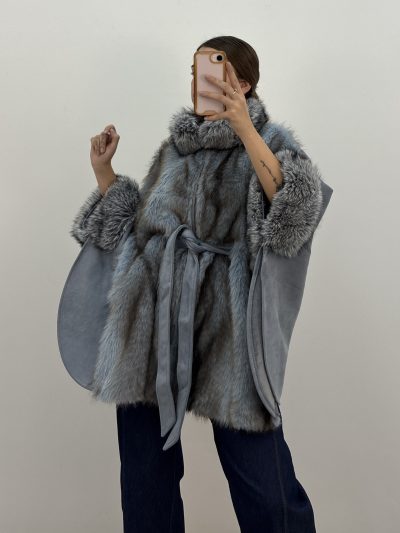 CAPA PONCHO ANTE CELESTE CON PELO