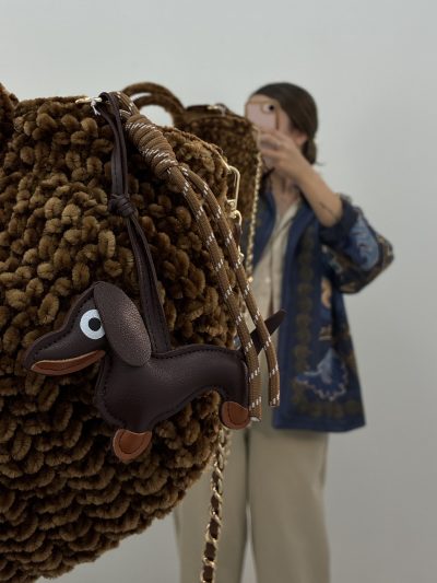 Alternative view of BOLSO CHENILLA CAMEL CON LLAVERO