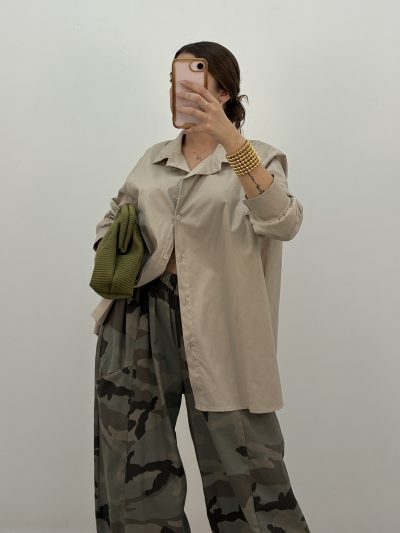 CAMISA BÁSICA BEIGE CURVI