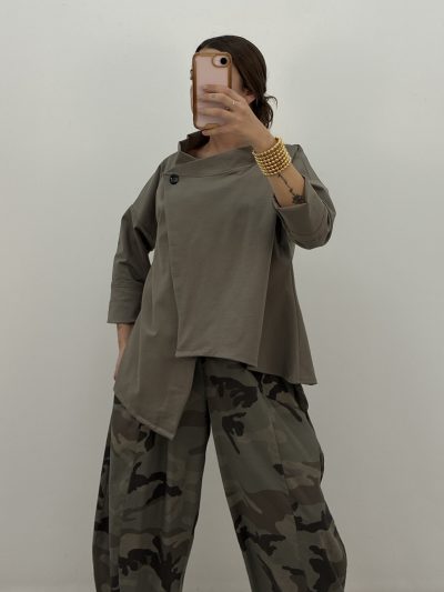CHAQUETA ASÍMETRICA BOTÓN TAUPE