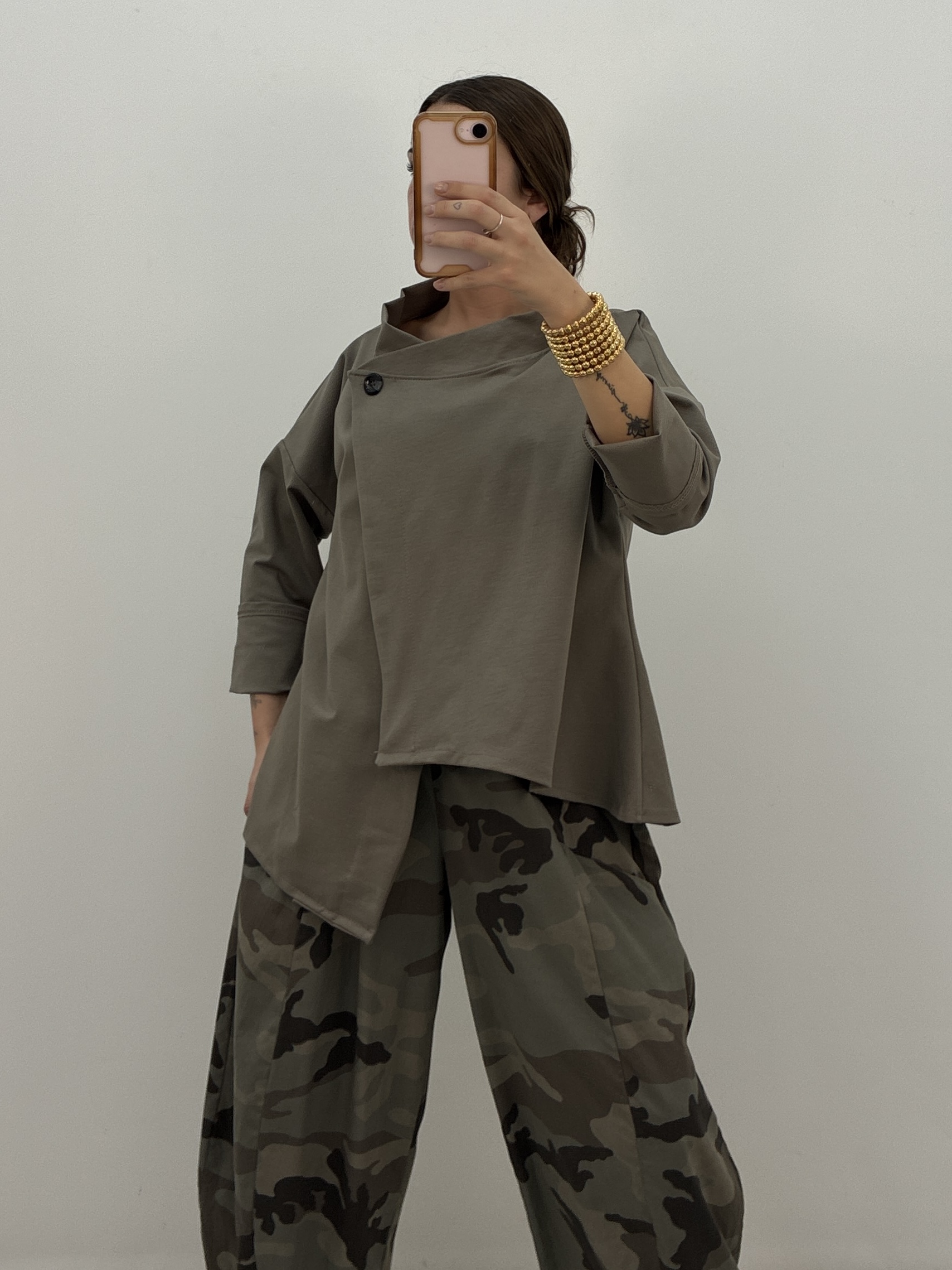 CHAQUETA ASÍMETRICA BOTÓN TAUPE