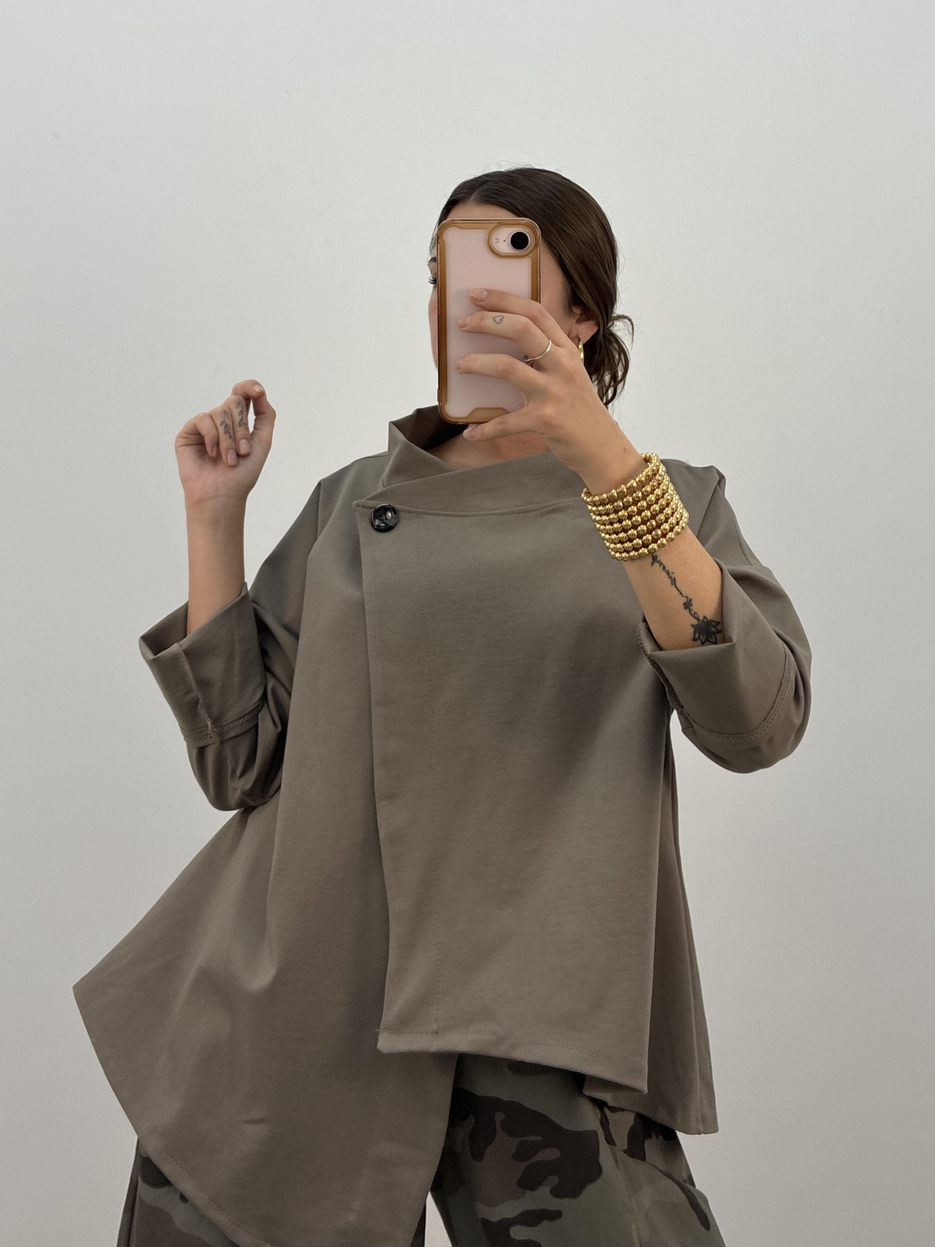 CHAQUETA ASÍMETRICA BOTÓN TAUPE - Imagen 2