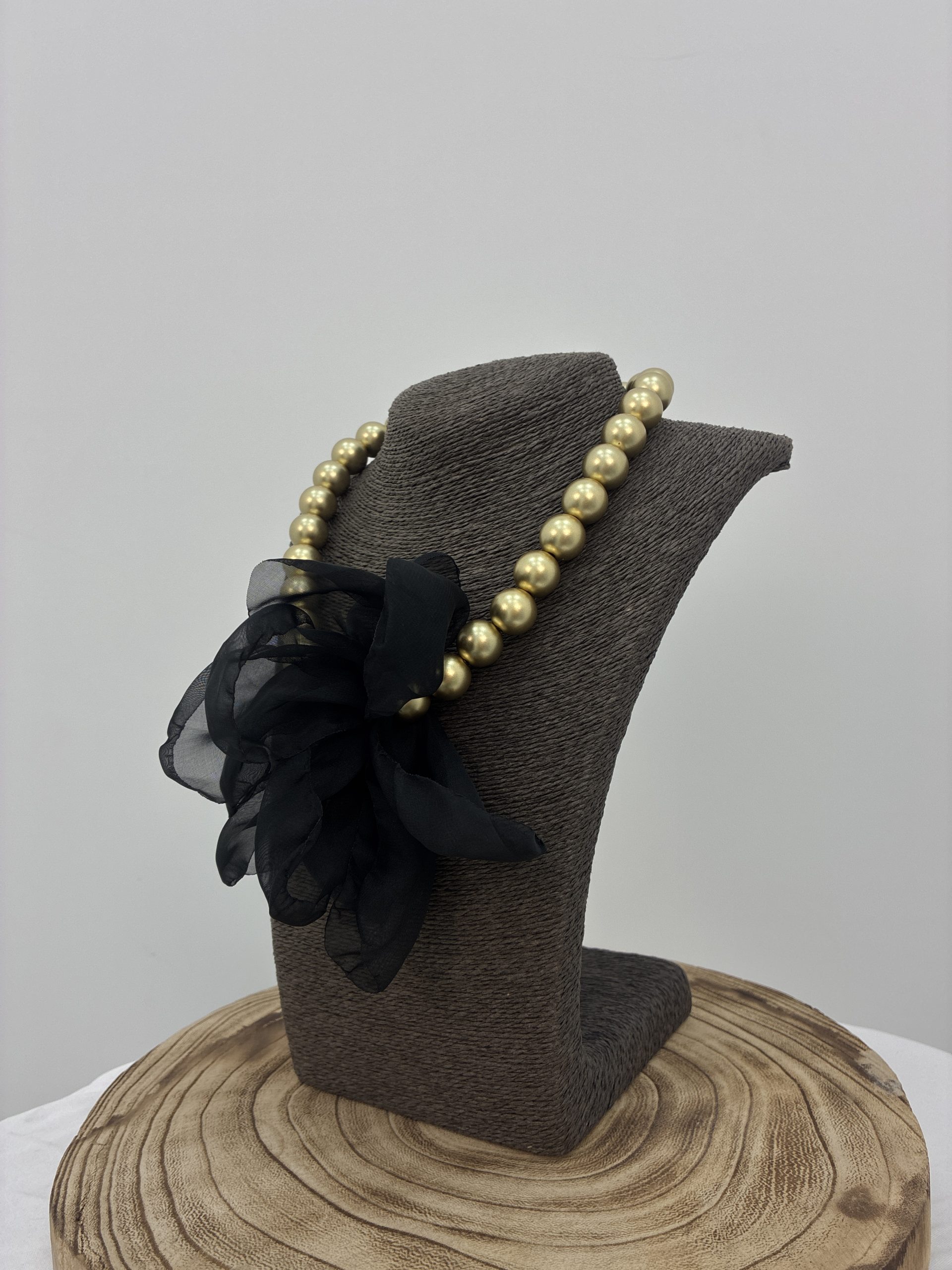 COLLAR PERLAS DORADAS CON FLOR ORGANZA NEGRO - Imagen 2