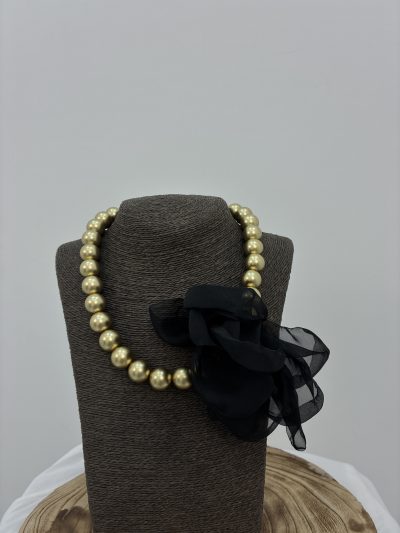 COLLAR PERLAS DORADAS CON FLOR ORGANZA NEGRO