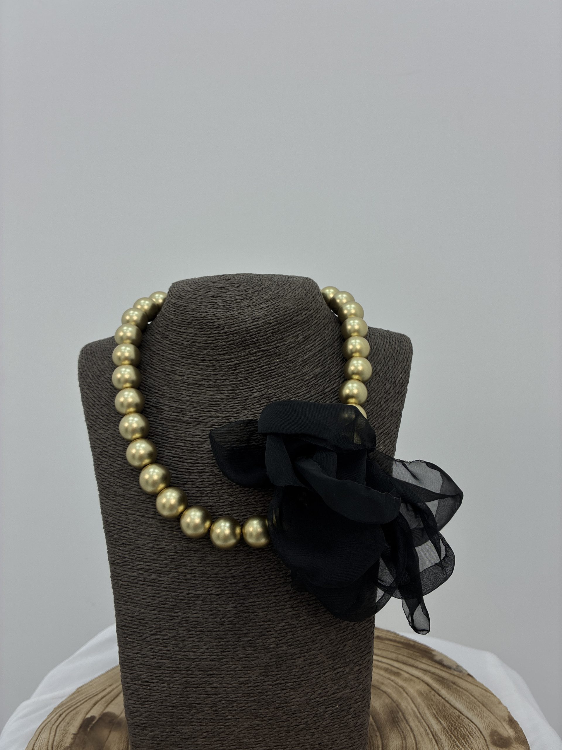 COLLAR PERLAS DORADAS CON FLOR ORGANZA NEGRO