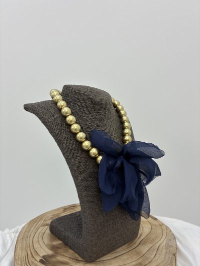 COLLAR PERLAS DORADAS CON FLOR ORGANZA MARINO
