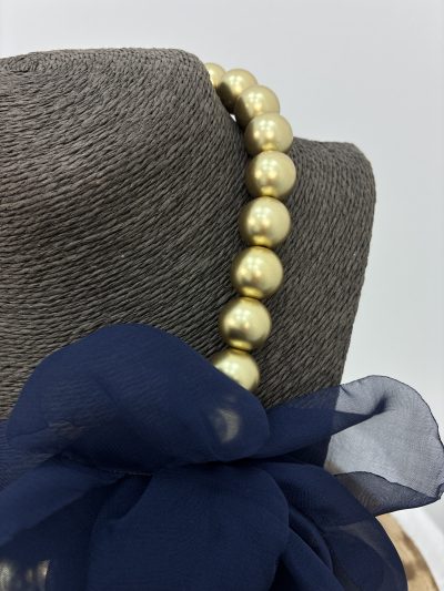 Alternative view of COLLAR PERLAS DORADAS CON FLOR ORGANZA MARINO