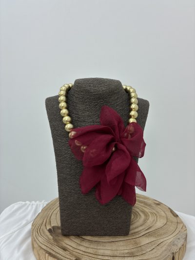 COLLAR PERLAS DORADAS CON FLOR ORGANZA BURDEOS