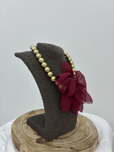 COLLAR PERLAS DORADAS CON FLOR ORGANZA BURDEOS - Imagen 3